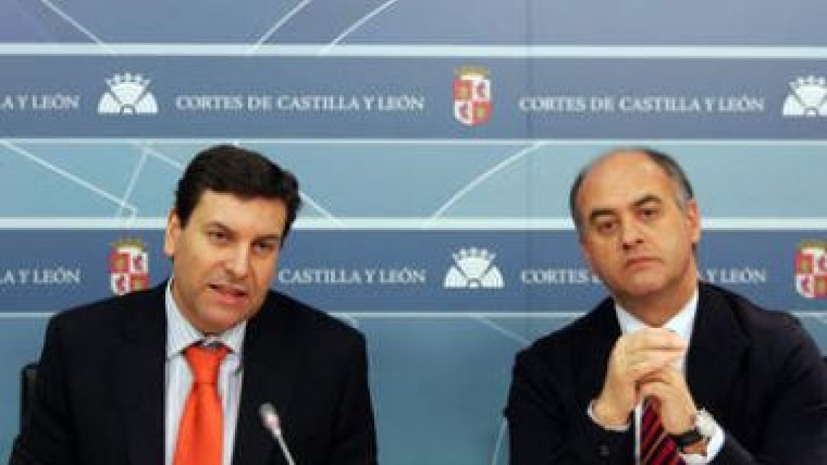 Fernández Carriedo y el alcalde de Ávila, Miguel Ángel García Nieto, durante la rueda de prensa