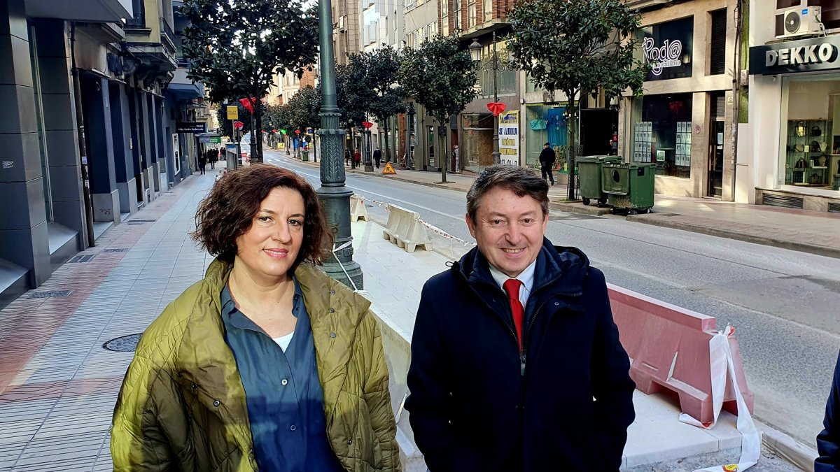 Cristina Voces y Samuel Folgureal, en la avenida de La Puebla, centro de la zona restrictiva de bajas emisiones. L. DE LA MATA