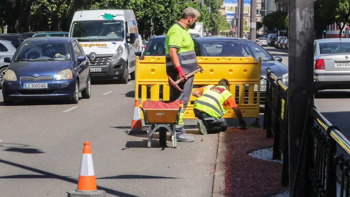 La eliminación del seto de la divisoria de Condesa Sagasta, que tenía riego, y su cambio por aglomerado se pagó con el contrato. MIGUEL