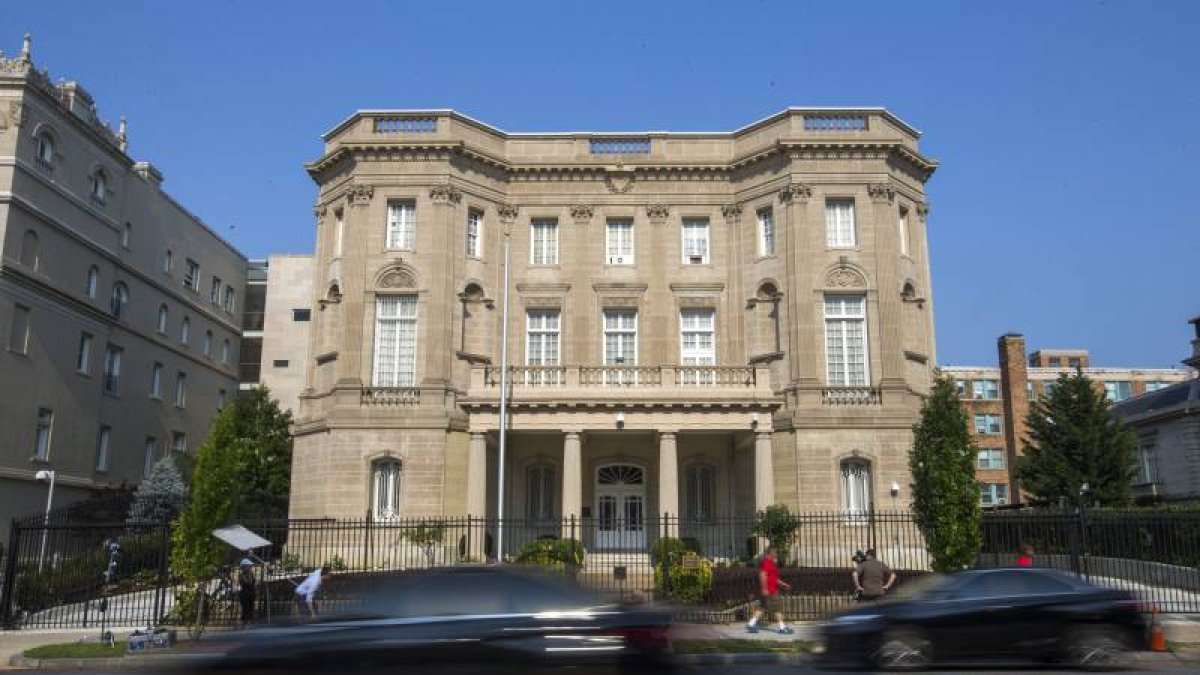 Vista del edificio que alberga la Sección de Intereses de Cuba, y que fue la primera embajada cubana en Estados Unidos en 1961, en Washington.