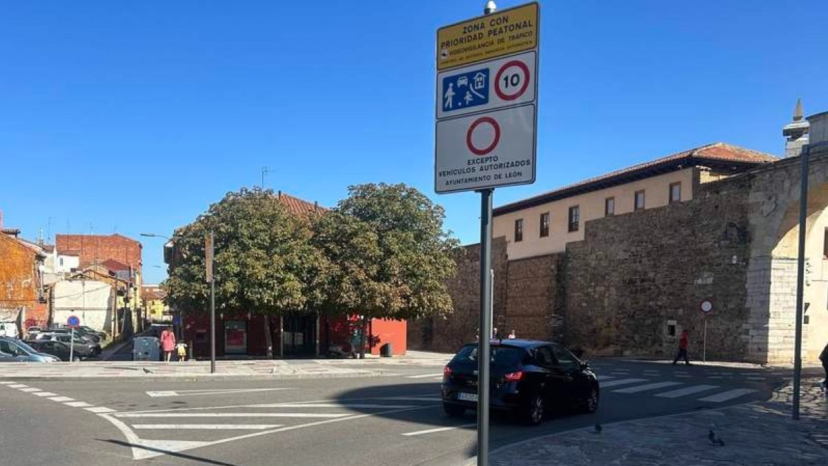 La acera de piedra se demolerá parta unificarse con Carreras. DL