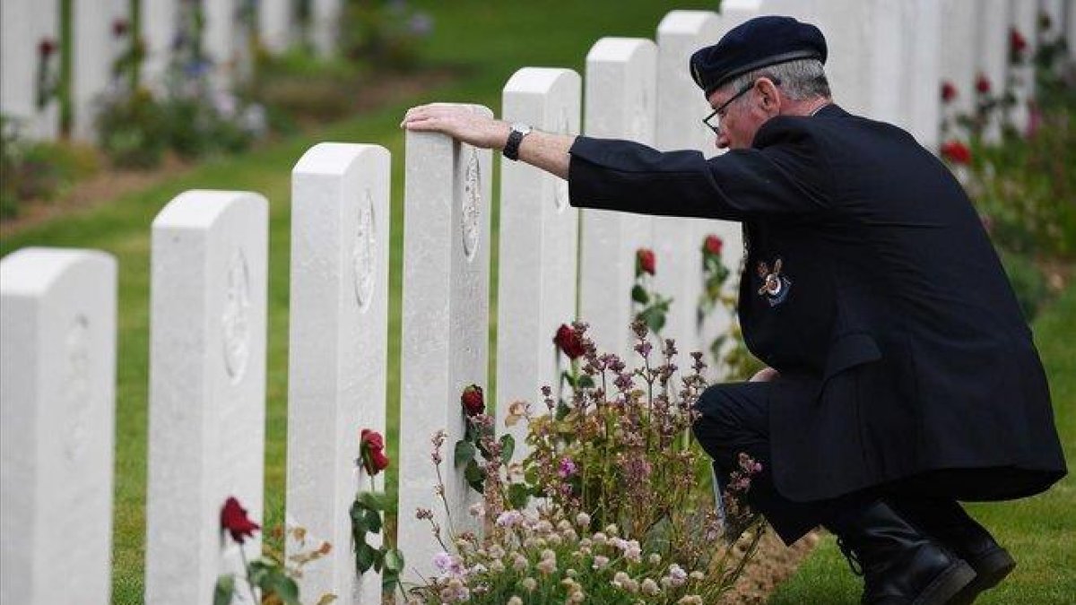Un veterano visita el Cementerio de la Commonwealth con motivo de las celebraciones del 75º  aniversario del desembarco de Normandía.