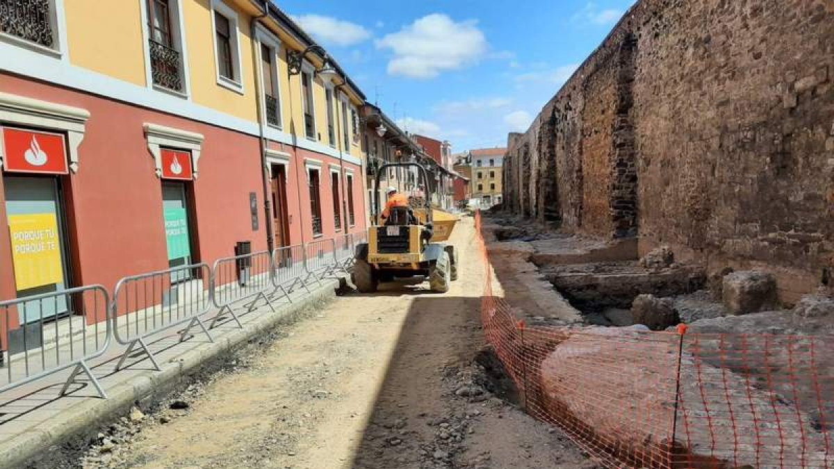 Vista del perfil de los cubos aparecidos e nla excavación arqueológica con una máquina circulando. DL