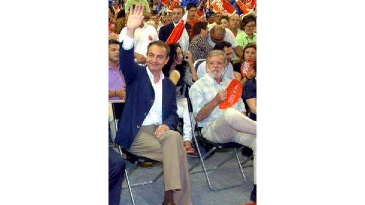 Zapatero con el ex presidente extremeño Rodríguez Ibarra.