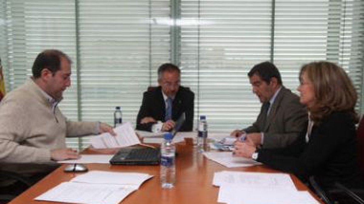 Ricardo González Mantero, durante la reunión con los responsables del Instituto del Carbón