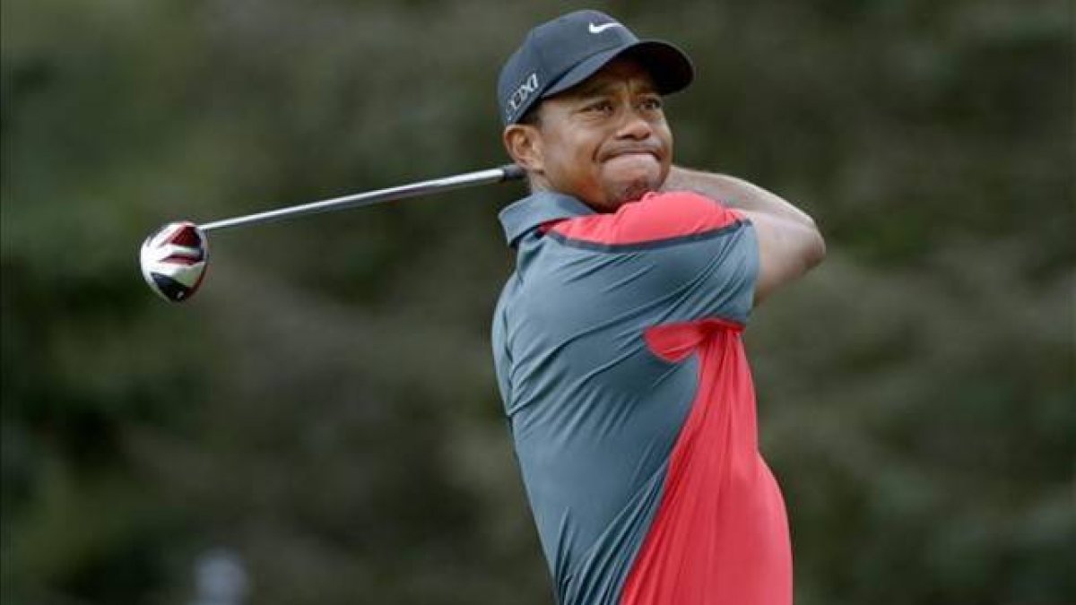 Tiger Woods pone cara de circunstancias tras un golpe durante el tercer recorrido del PGA.