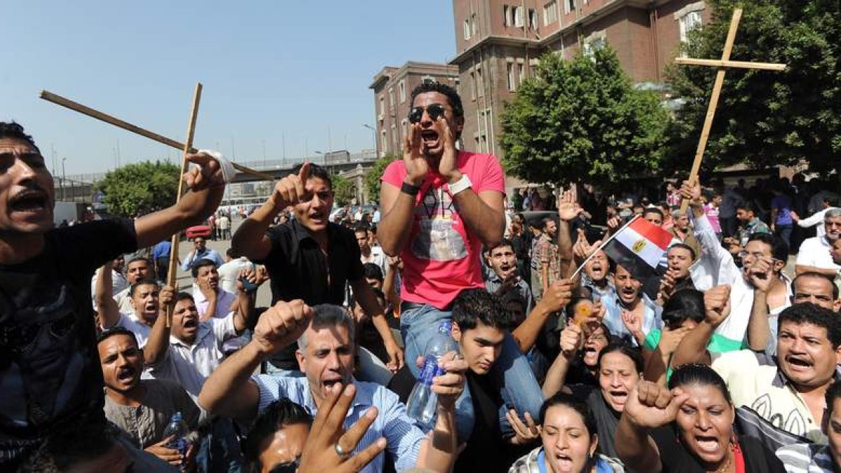 Centenares de egipcios se dirigen al funeral por los coptos fallecidos en los enfrentamientos del domingo.