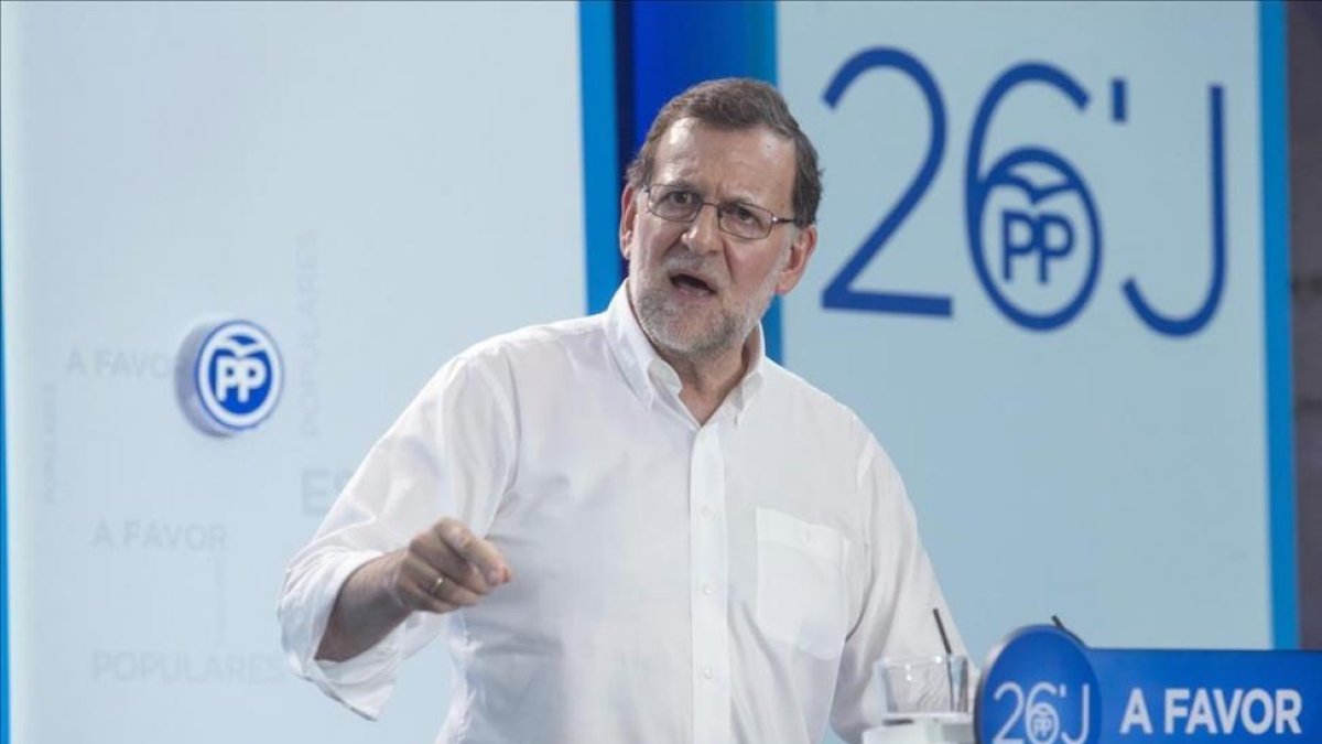 El presidente del Gobierno y del PP, Mariano Rajoy, este sábado en un mitin  en Murcia.