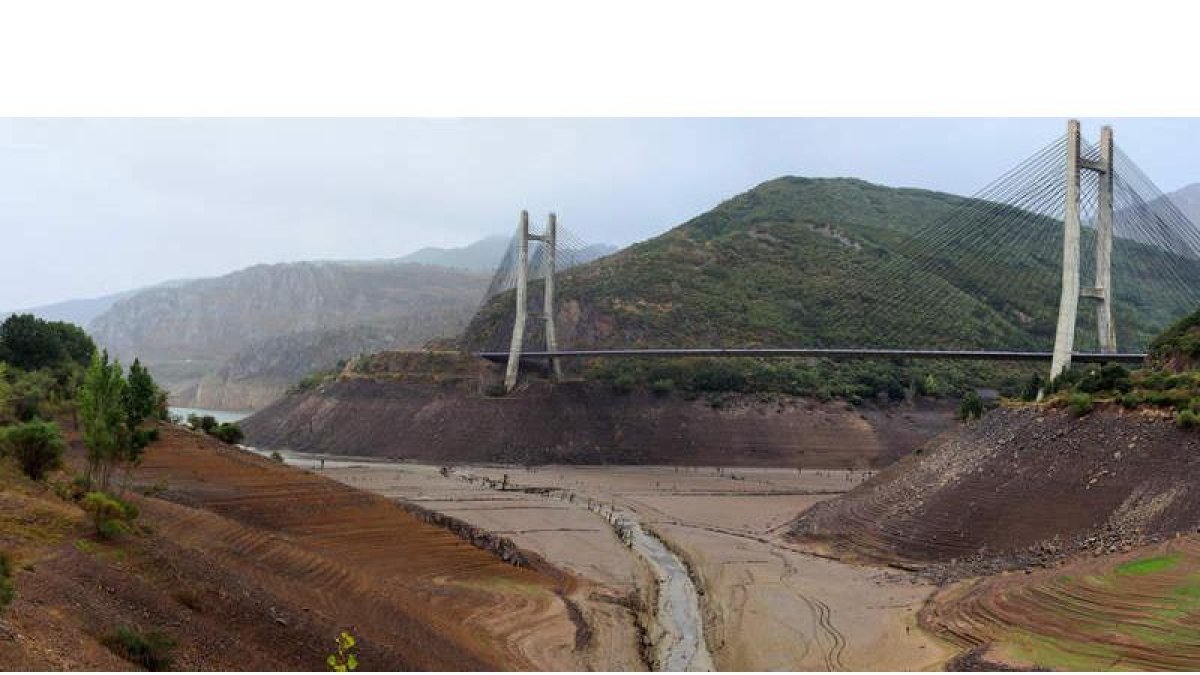 El puente Fernández Casado es testigo de la escasez de agua con la que el embalse del Luna hace frente al otoño.