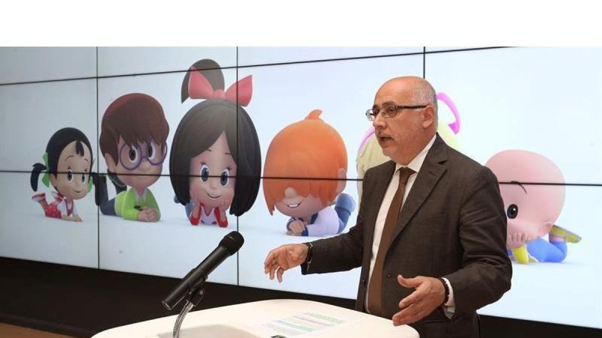 El presidente del Cabildo de Gran Canaria, Antonio Morales (c), durante la presentación de esta mañana del lanzamiento internacional de la serie de animación "Cleo Cuquín", heredera de los dibujos de la "Familia Telerín"