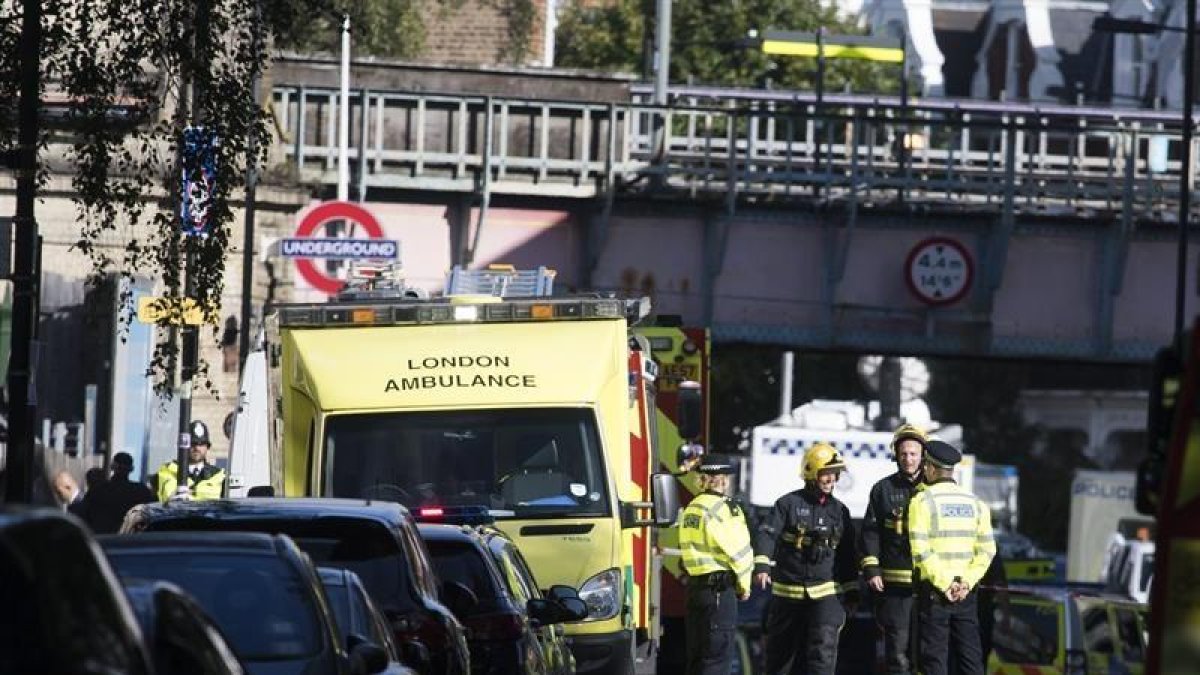 Miembros de los servicios de emergencia acordonan la zona de la estación de metro Parsons Green en Londres (Reino Unido) tras una explosión este 15 de septiembre.