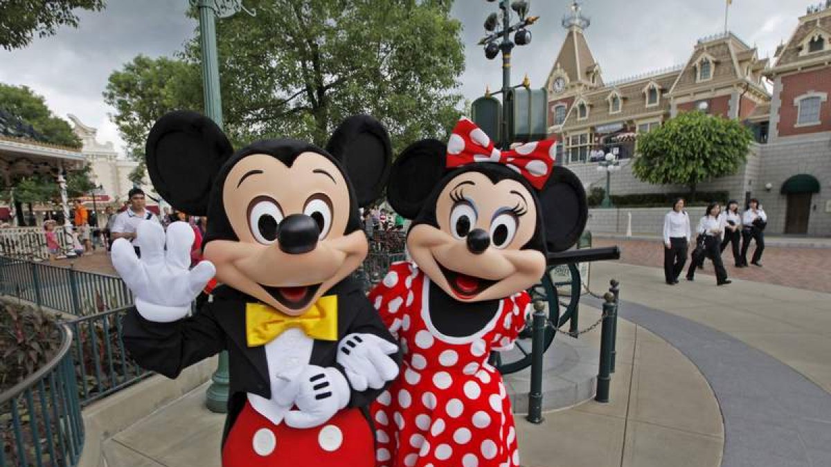 Los dos personajes más emblemáticos de Walt Disney, Mickey y Minnie Mouse, en uno de los parques del grupo.