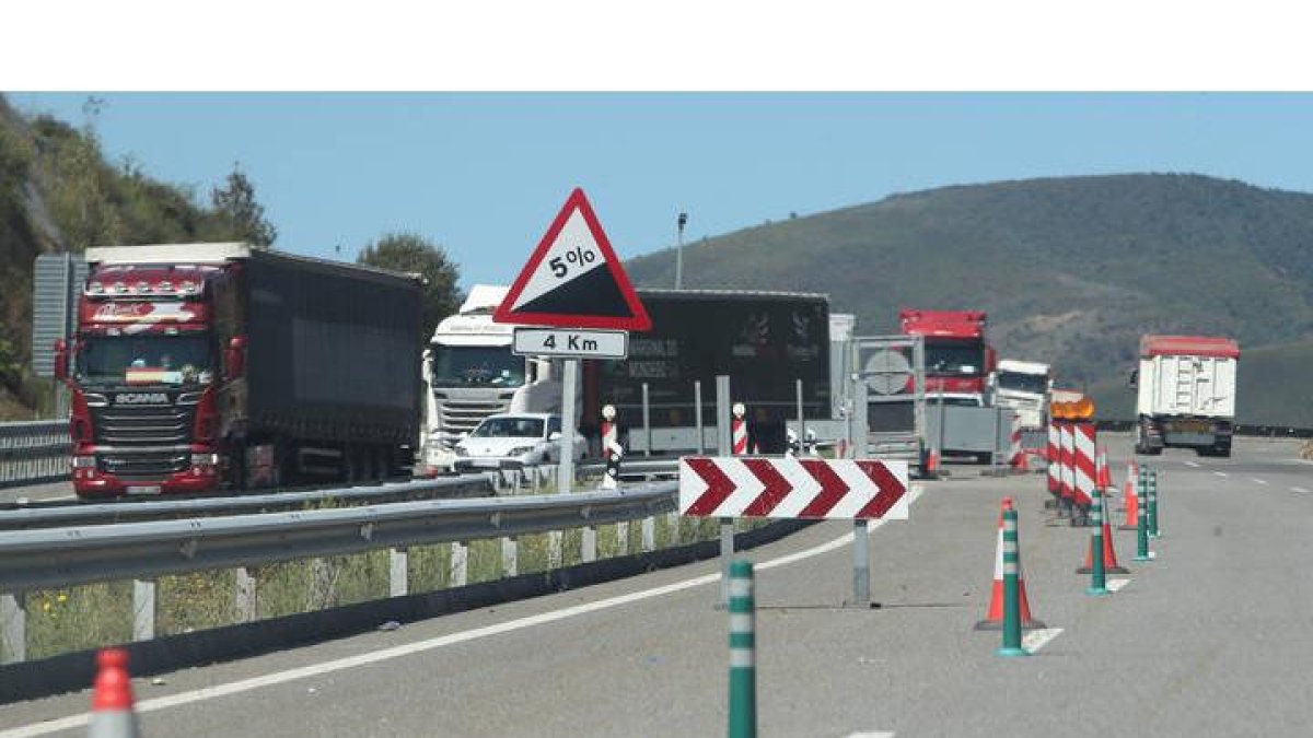 Camiones en Vega de Valcarce. L. DE LA MATA