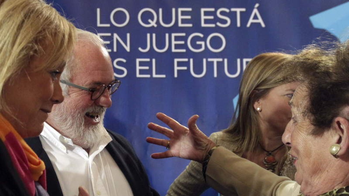 Miguel Arias Cañete saluda a una simpatizante durante un mitin en Oviedo.