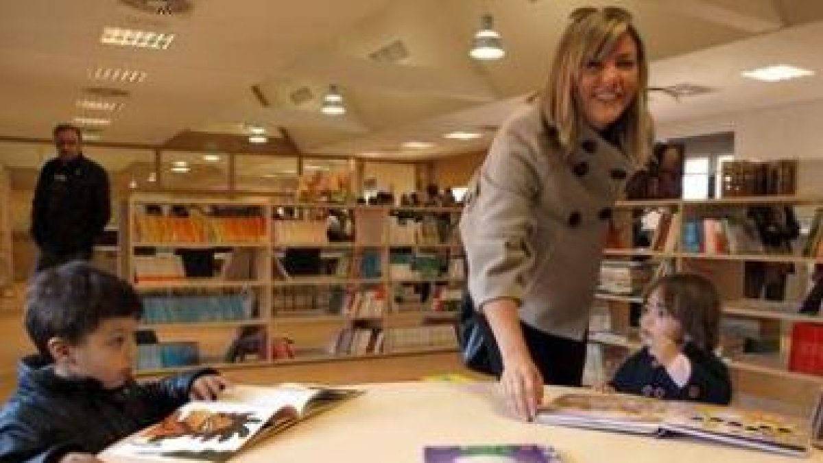 Unos niños disfrutan de la lectura de cuentos en la zona infantil de la biblioteca del Centro Cívico
