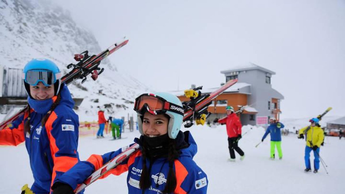 Dos esquiadoras, el primer día de apertura de San Isidro
