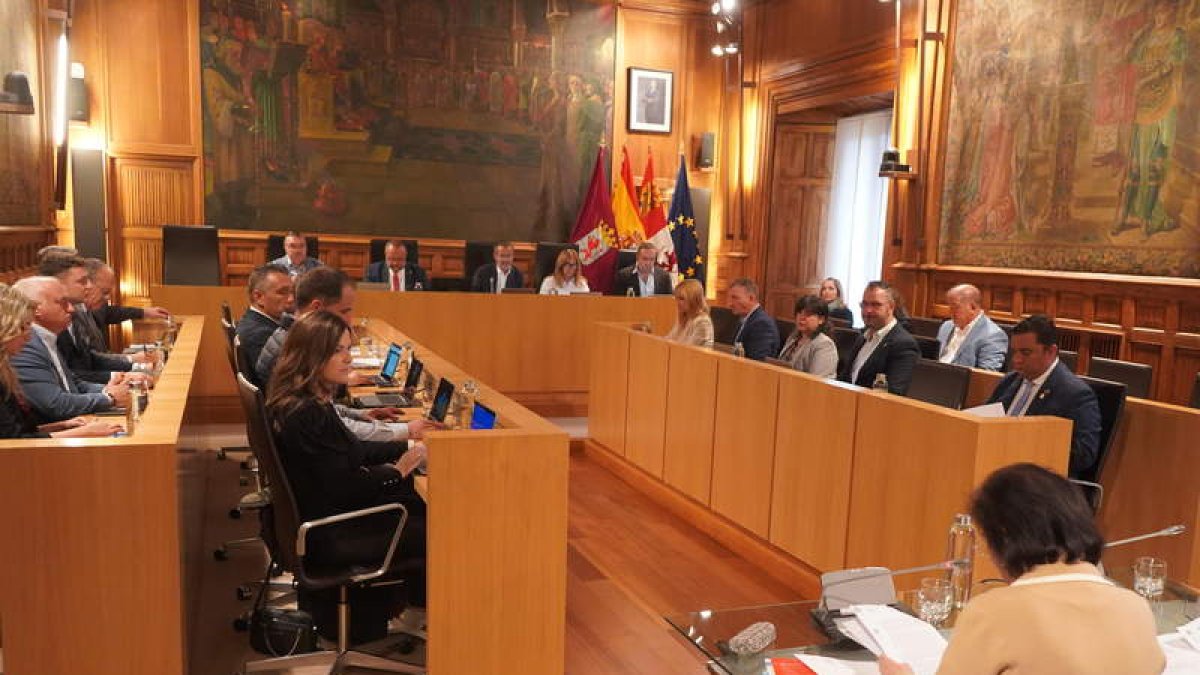 Un momento del Pleno de la Diputación de León, ayer. J. NOTARIO