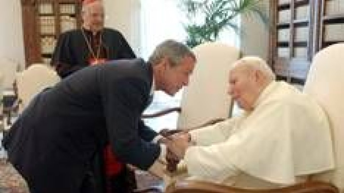 Bush saluda ceremonioso al Papa en el Vaticano