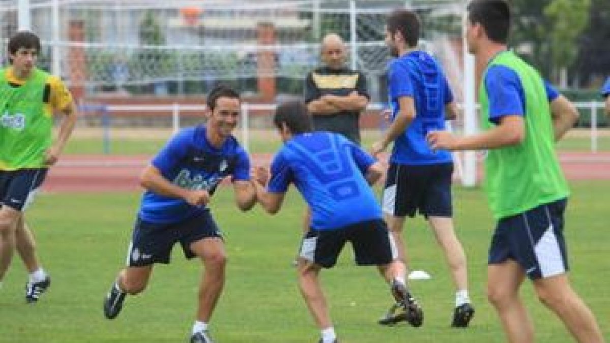 Pepe Alcaide y Jonathan realizan un ejercicio bajo la atenta mirada del entrenador, Claudio Barragán