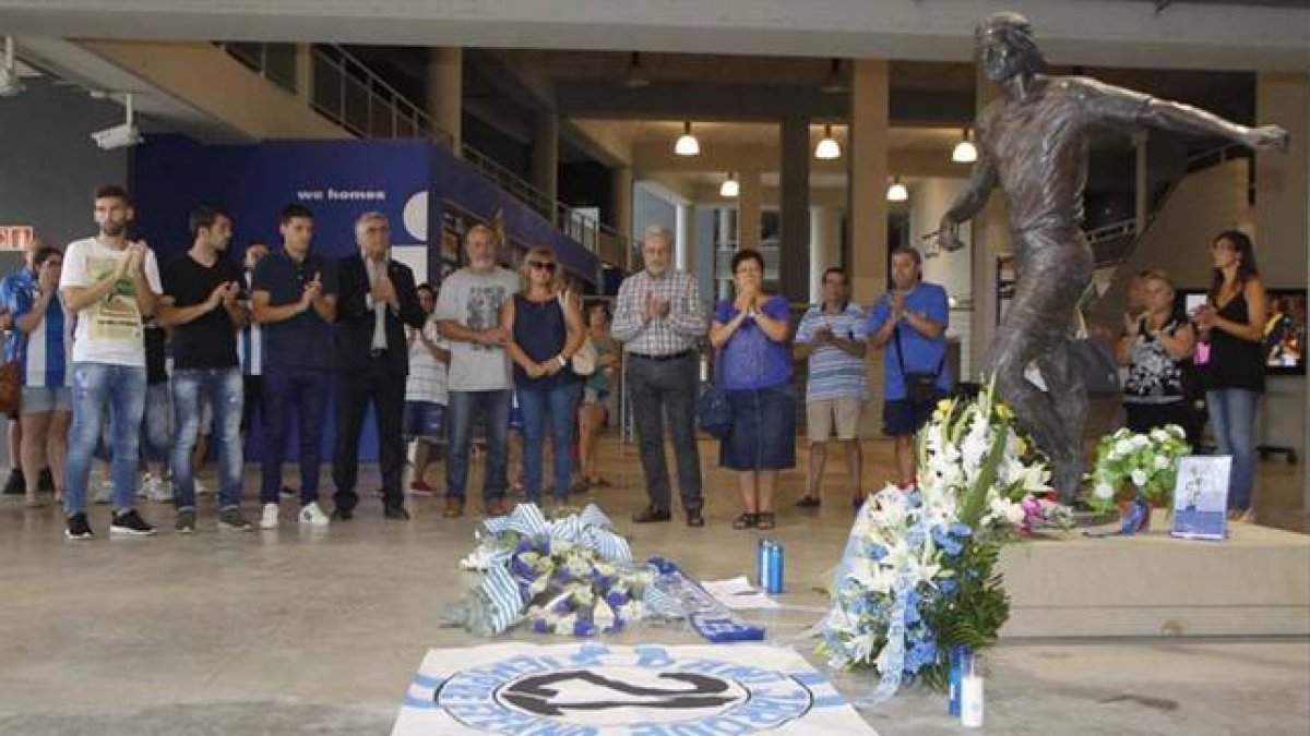 Los capitanes blanquiazules, el presidente Collet y los padres de Jarque rinden homenaje al jugador fallecido hace seis años.