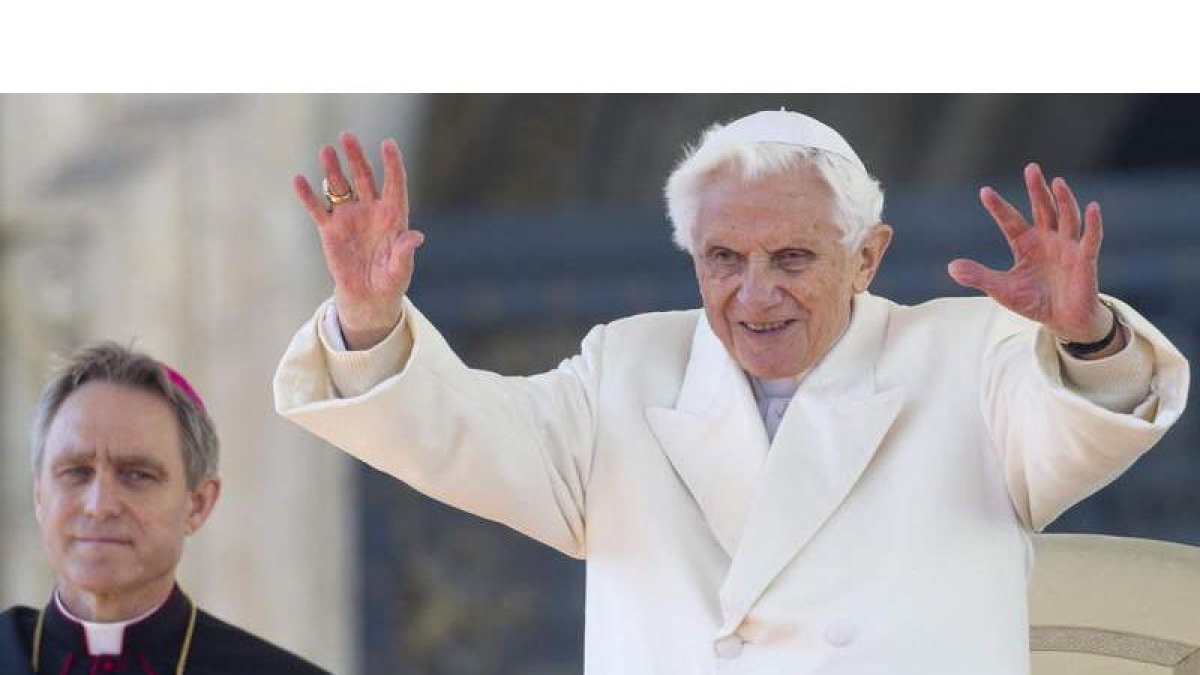 Benedicto XVI saluda a los fieles en la plaza de San Pedro antes de ofrecer la última audiencia pública de su pontificado.