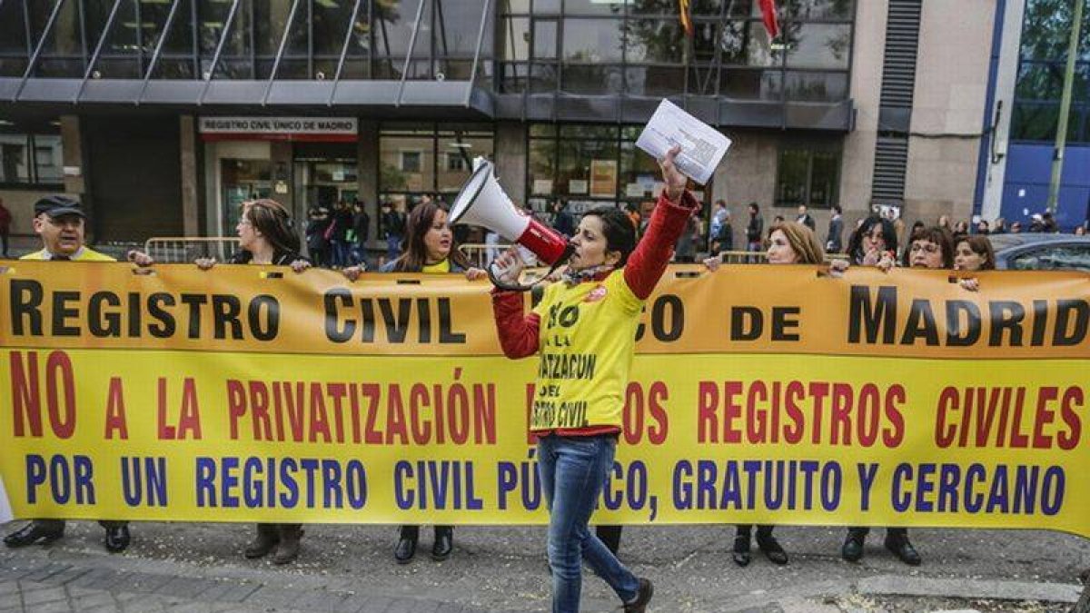 Trabajadores del Registro Civil protestan contra la privatización del organismo, el jueves en Madrid.