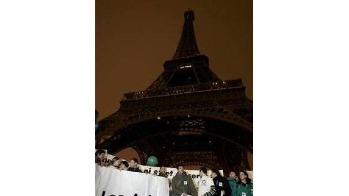 Un momento del apagón ecologista en la torre Eiffel
