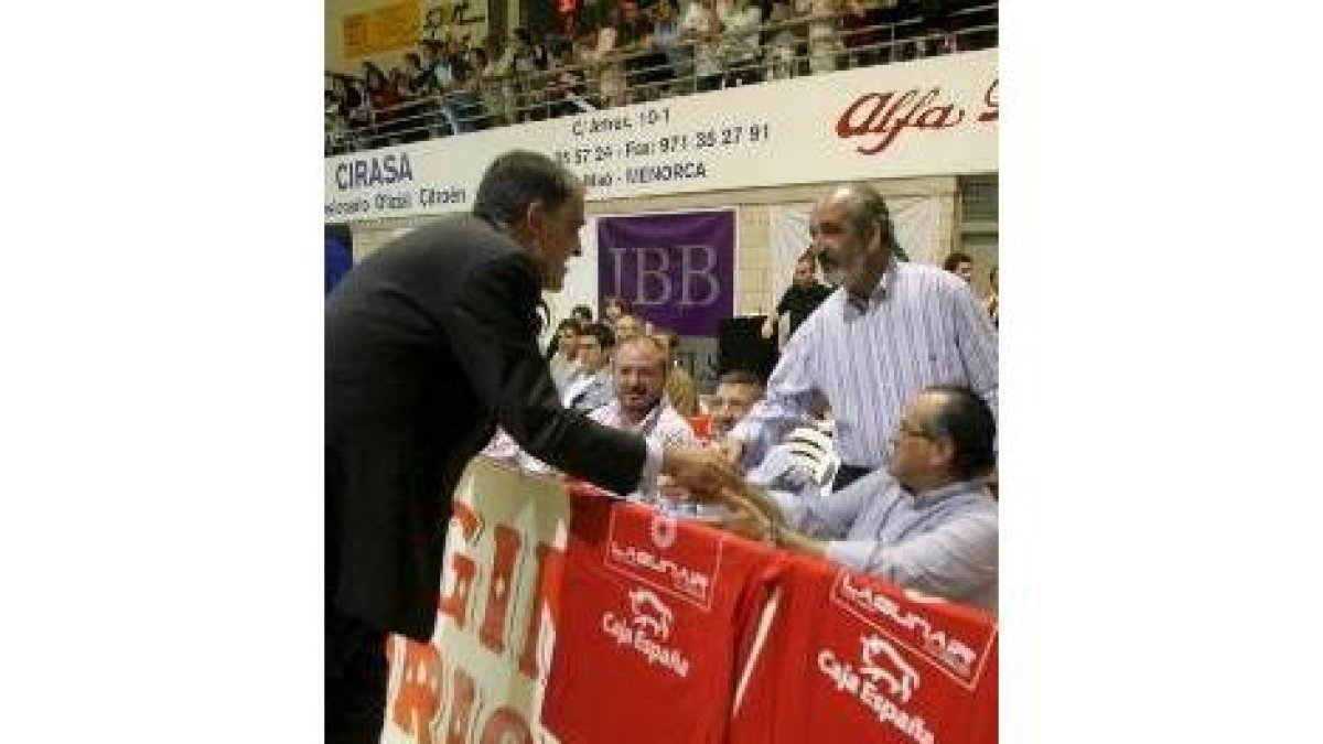 Manzano saluda a Llamas en presencia de Tejera y Vallejo en un partido