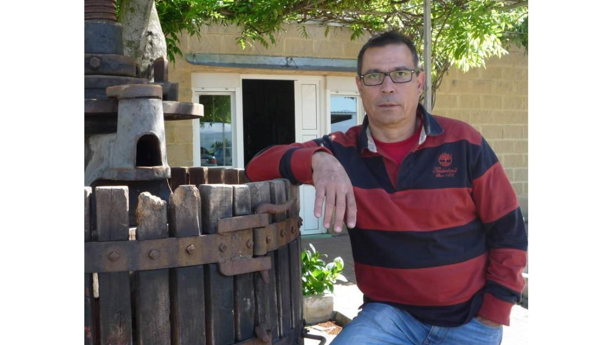 Martínez Yebra,en el patio desu bodega, apoyado enuna vieja prensa que ambienta y decora el entorno.