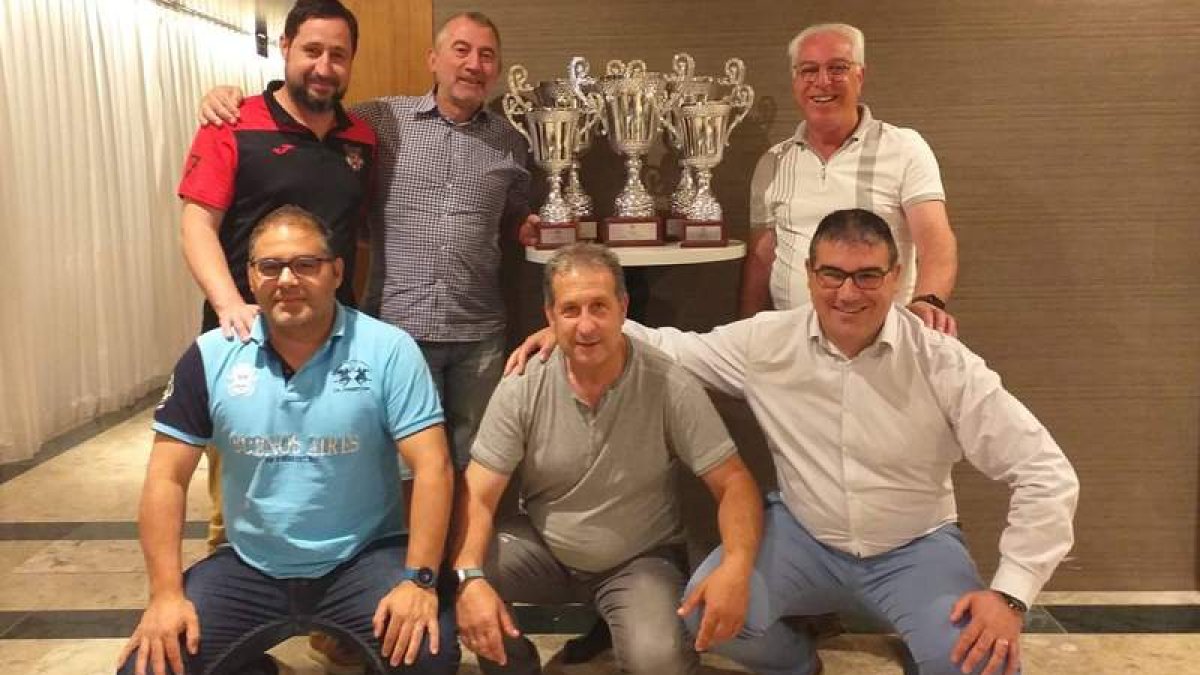 Arriba: Nacho, Armando y Peña. Abajo: Quijada, Álvaro y Carlos. El Puente Castro posa con los trofeos. DL