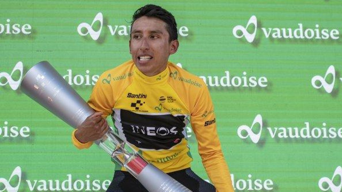 Egan Bernal, con la singular copa como vencedor de la Vuelta a Suiza.