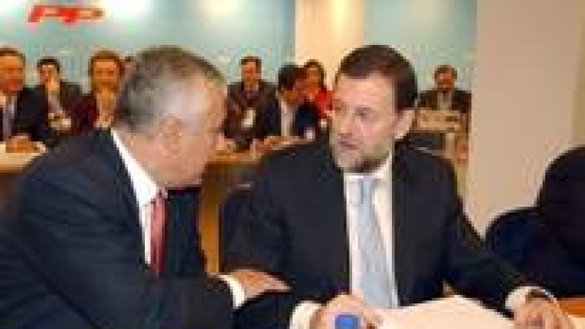 Javier Arenas y Mariano Rajoy ayer en la Junta Directiva Nacional del PP
