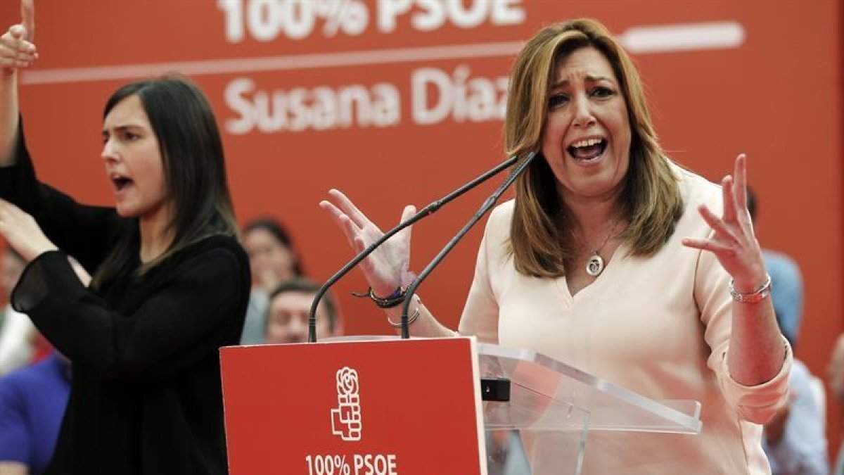 La presidenta andaluza y candidata a la Secretaría General del PSOE, Susana Díaz (d), durante el acto público que ha celebrado hoy en Gijón en busca del apoyo de la militancia asturiana.
