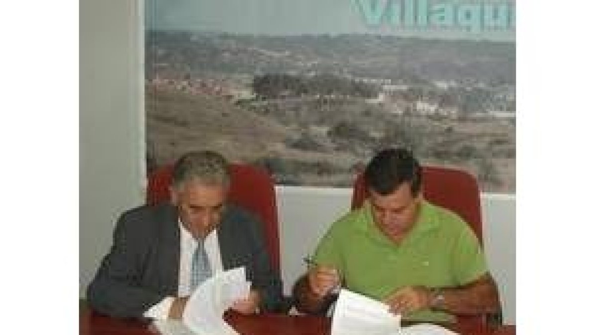 El alcalde de Villaquilambre durante la firma del convenio con Accem