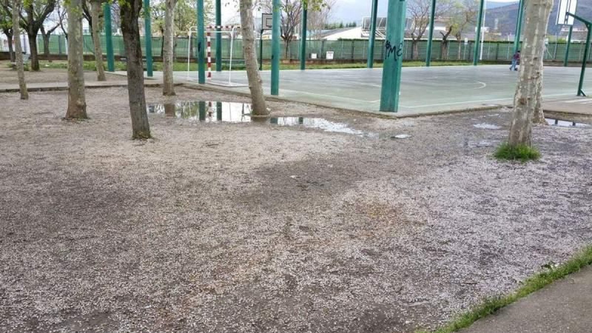 El patio del colegio público de Compostilla sufre durante todo el invierno una constante acumulación de charcos y barro. AMPA