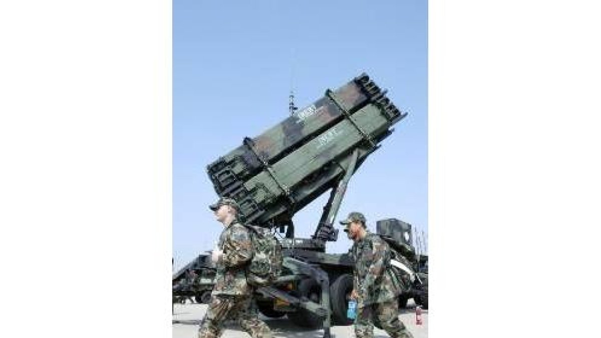 Soldados de EE.UU. pasan frente a misiles en Corea del Sur
