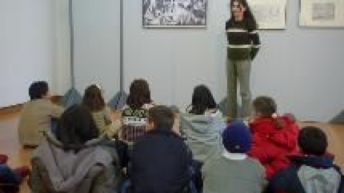 La profesora explica a los alumnos la importancia de cada uno de los personajes del cuadro