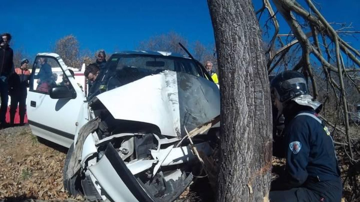 El coche se empotró contra un árbol con mucha violencia