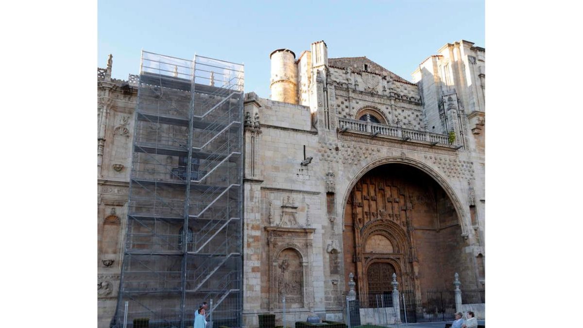 Los andamios han comenzado a tapar la fachada del parador de San Marcos. RAMIRO