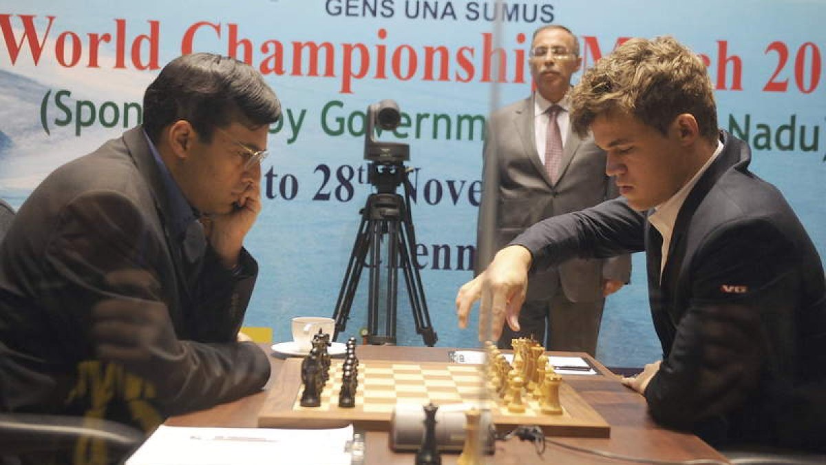 Anand y Carlsen durante la séptima de las doce partidas.
