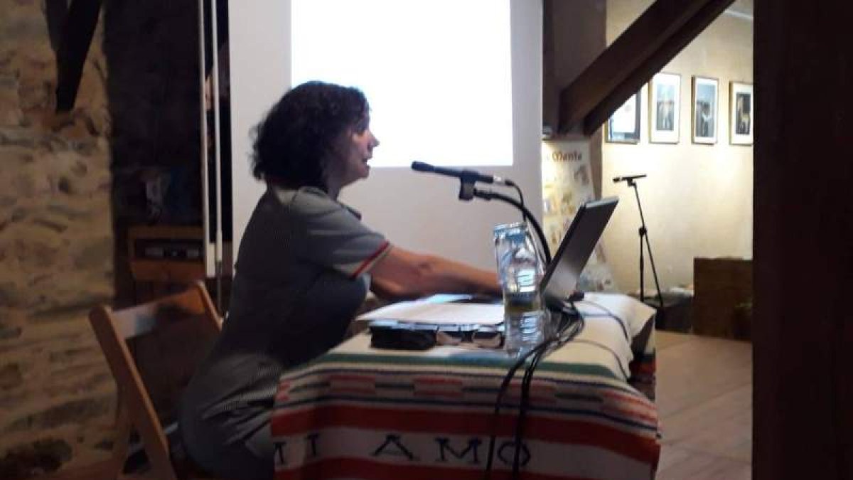 La periodista Ana Gaitero durante la conferencia. DL