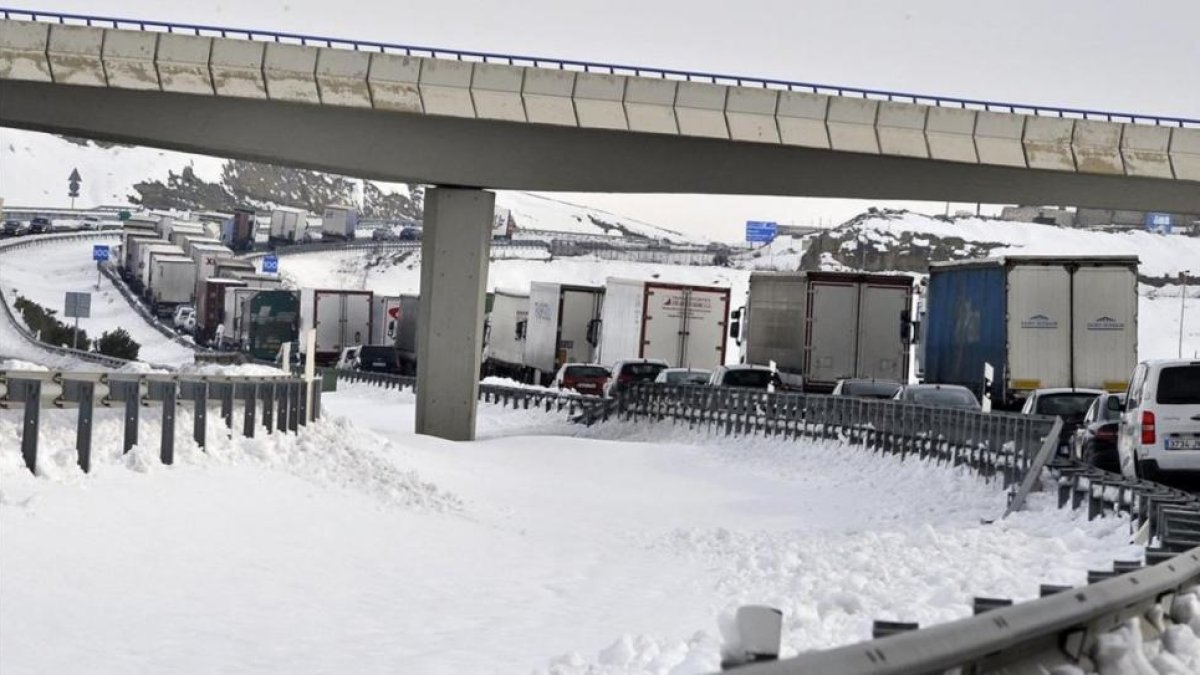 Retenciones de camiones este viernes en la A-31 a la altura de Bonete (Albacete).