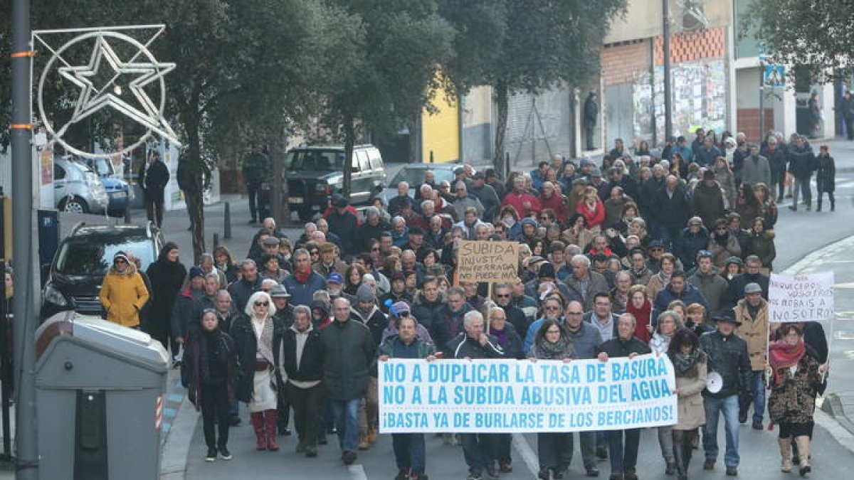 La manifestación convocada por el Partido Regionalista del Bierzo en Ponferrada contra la subida de tasas del agua y la basura. L. DE LA MATA