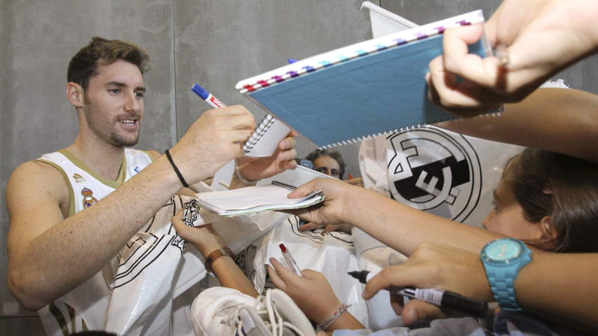 Rudy, con la camiseta del Madrid, no paró de firmar autógrafos tras su presentación oficial.