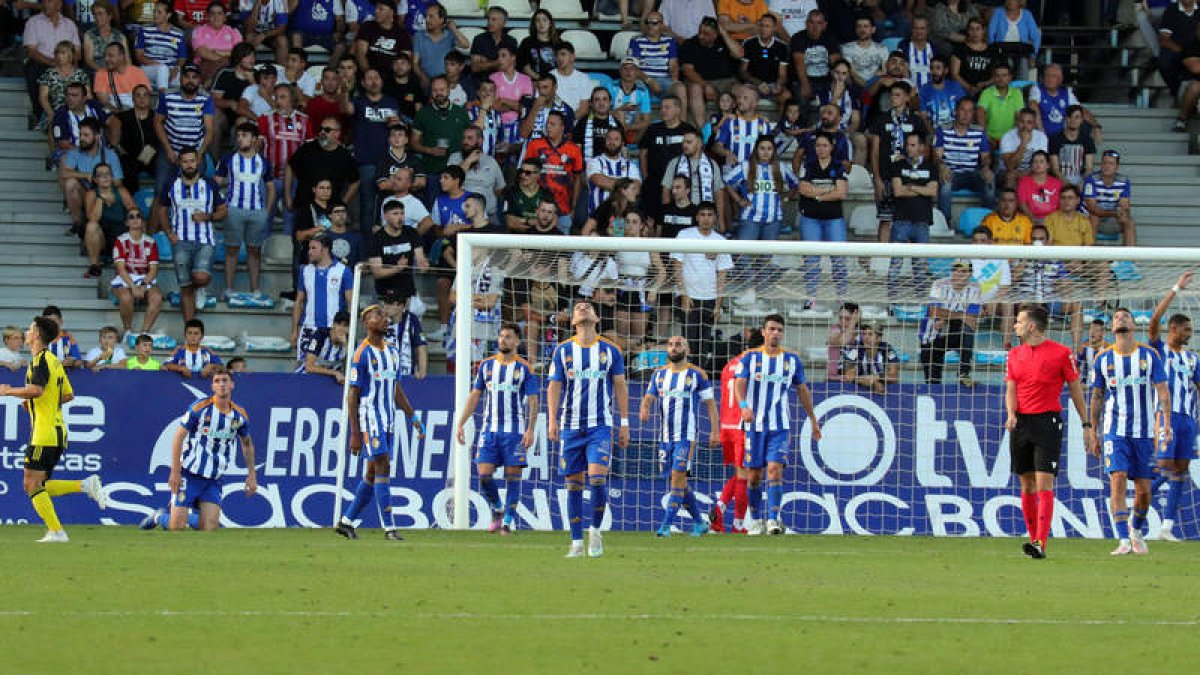 Los jugadores de la Deportiva lamentan el segundo gol del Real Zaragoza en una acción de córner. BARREDO