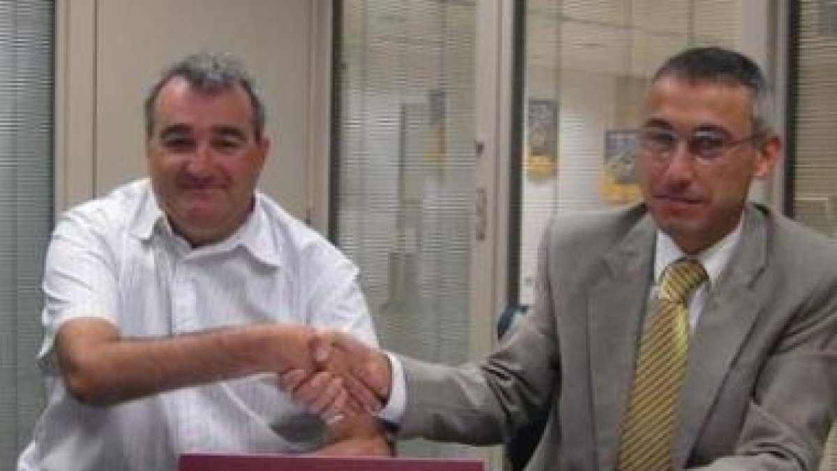 José Antonio Fierro y Roberto Gil, ayer en la firma del convenio.