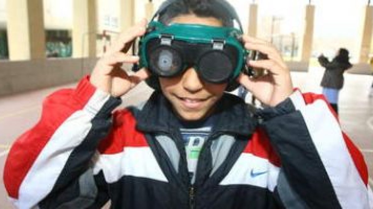 Uno de los estudiantes del colegio La Puebla, colocándose las gafas que simulan una deficiencia visu