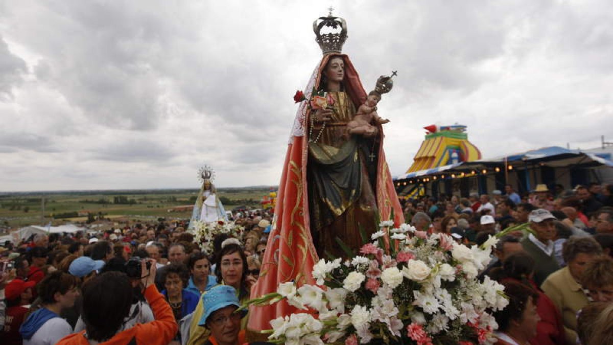 La devoción a la Virgen del Castro, en un segundo término, hace que sea una romería singular y muy arraigada en la provincia.