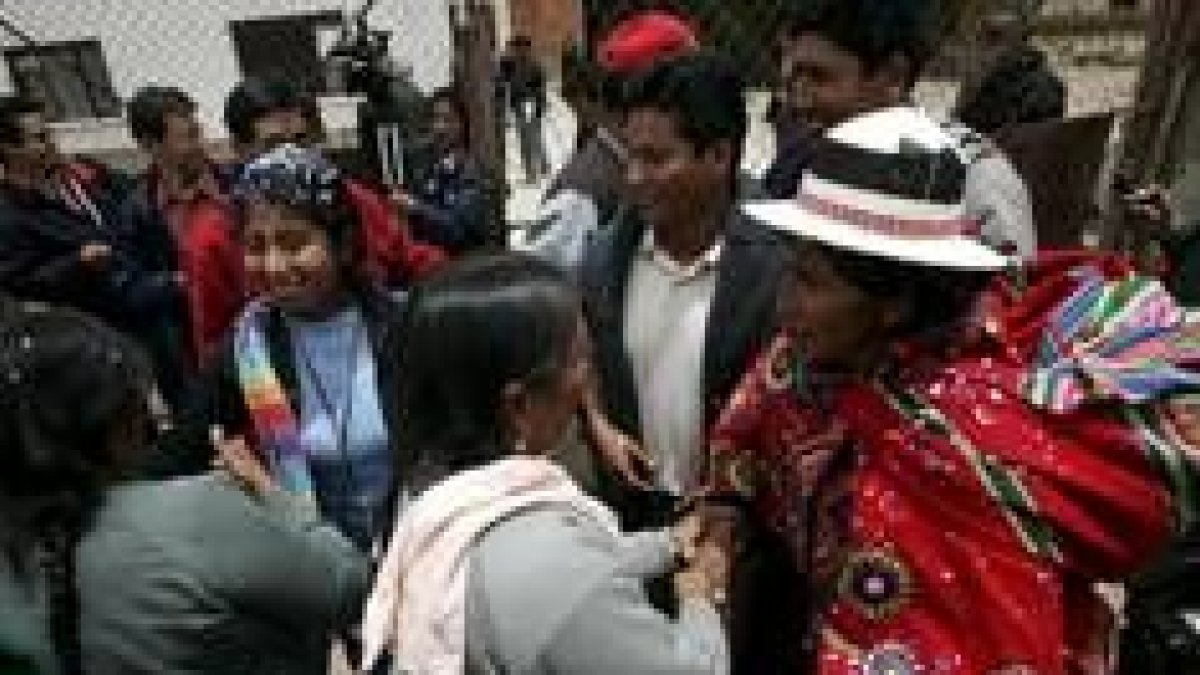 Indígenas miembros de la Asamblea Constituyente festejan el resultado obtenido