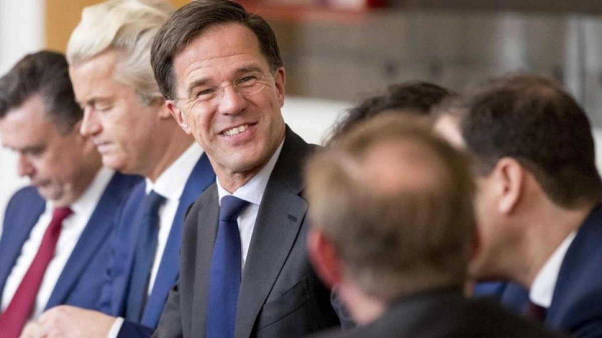 Rutte (sonriente en el centro) y Wilders (segundo izquierda), durante una reunión en La Haya, el 16 de marzo.